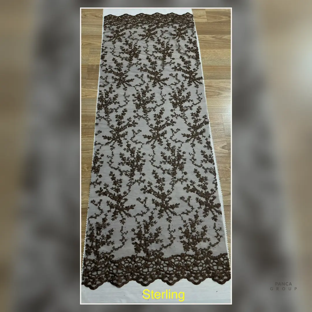 Bentangan kain Sterling dengan motif ranting floral dan border scallop